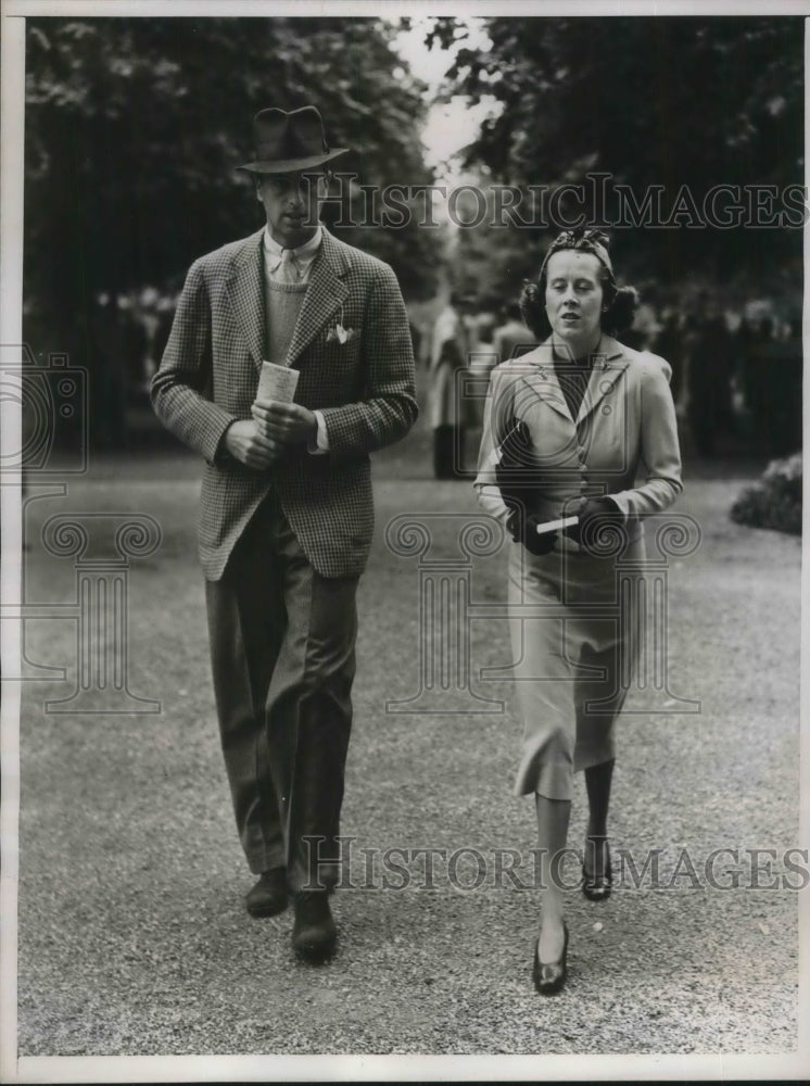 1938 Press Photo Mr & Mrs JohnSchiff at Belmont Track, Belmont, NY - Historic Images