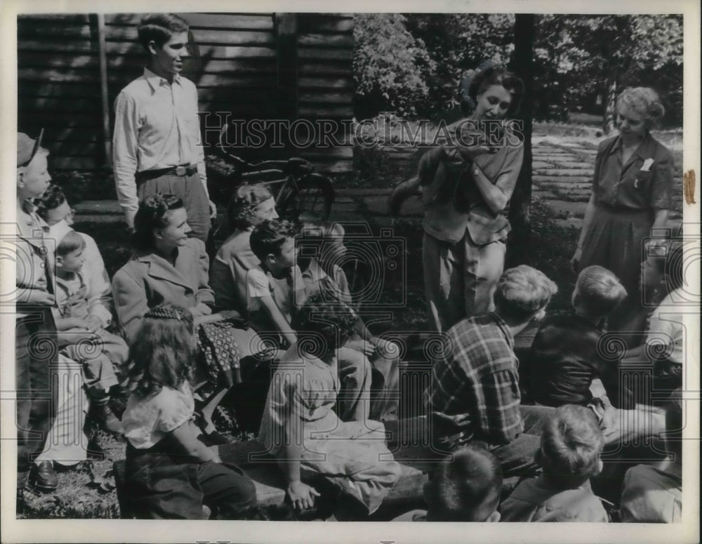 1945 Press Photo Children Shown Fox At Metro Parks-Historic Images