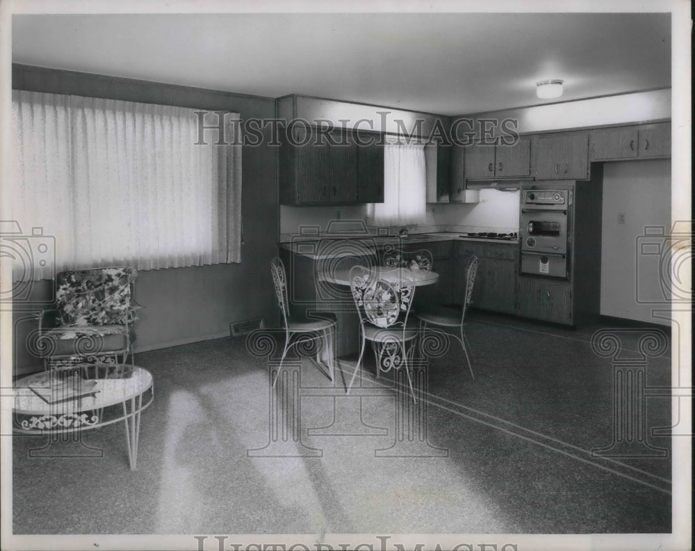 1961 Press Photo Inside the demo unit at Richmond Park Estates - Historic Images