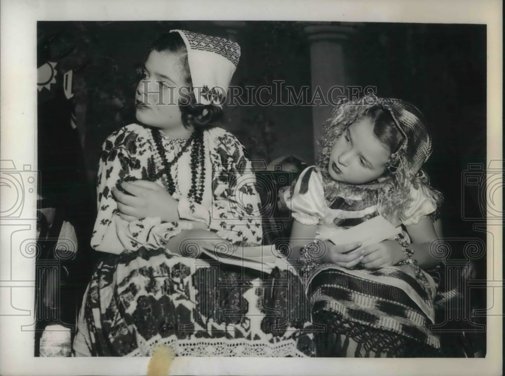 1939 Press Photo Pola Fotitch & Liana De Bayle Participate In Annual Christmas - Historic Images