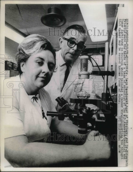 1971 Press Photo isolated cancer virus by Dr Leon Dmochowski & Dr Elizabeth Pri - Historic Images