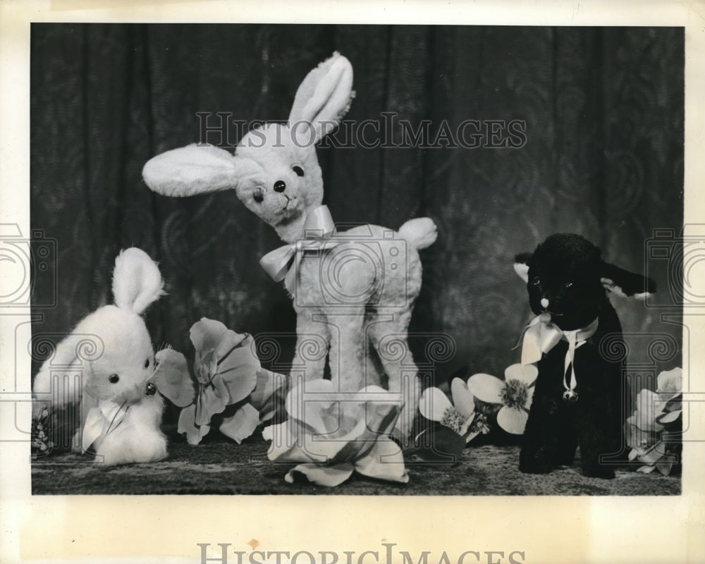 1943 Press Photo New York City Cottontail, Bambi Pup Easter Decor - nec30244 - Historic Images