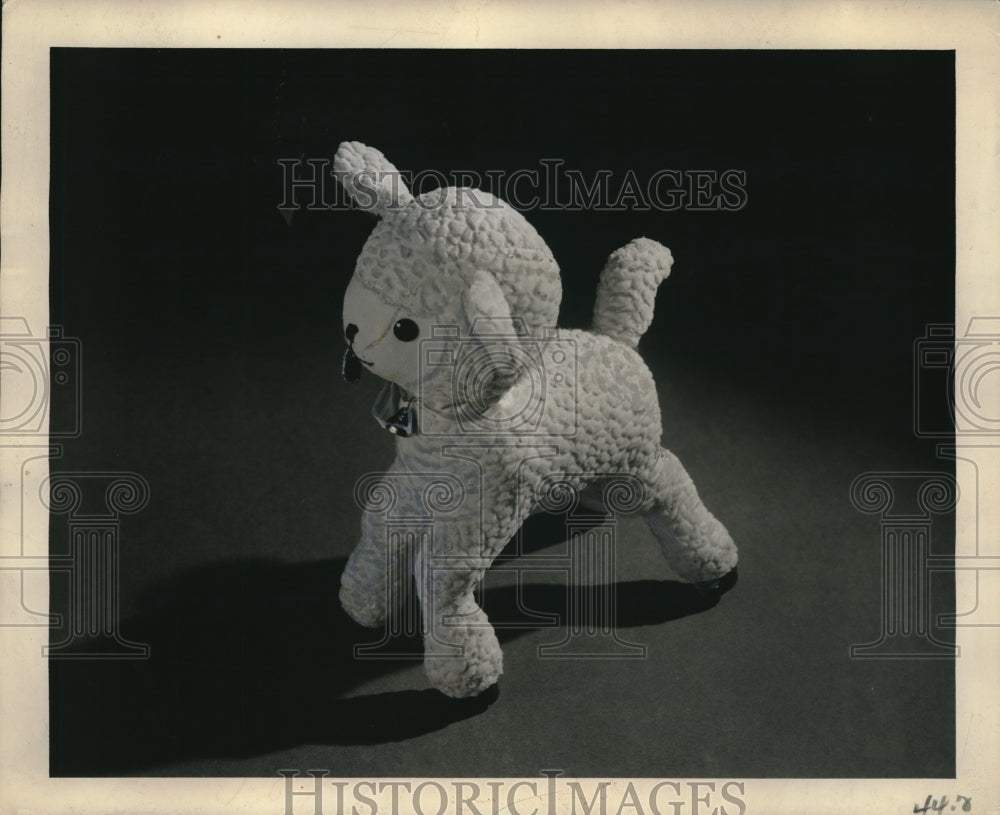 1944 Press Photo Lamb That Plays A Lullaby - Historic Images