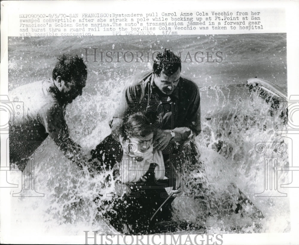 1970 Press Photo Carol Anne Cola Vecchio rescue from her swamped convertible car - Historic Images