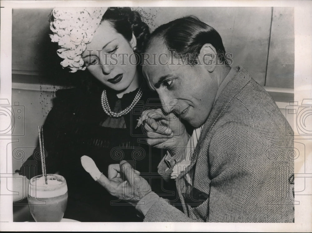 1939 Press Photo Dancer Tony De Marco &amp; Wife Renee Look At His Powder Burned - Historic Images