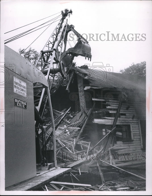 1959 Press Photo demolition of a house on Dollof Ave. near Broadway, Cleveland - Historic Images