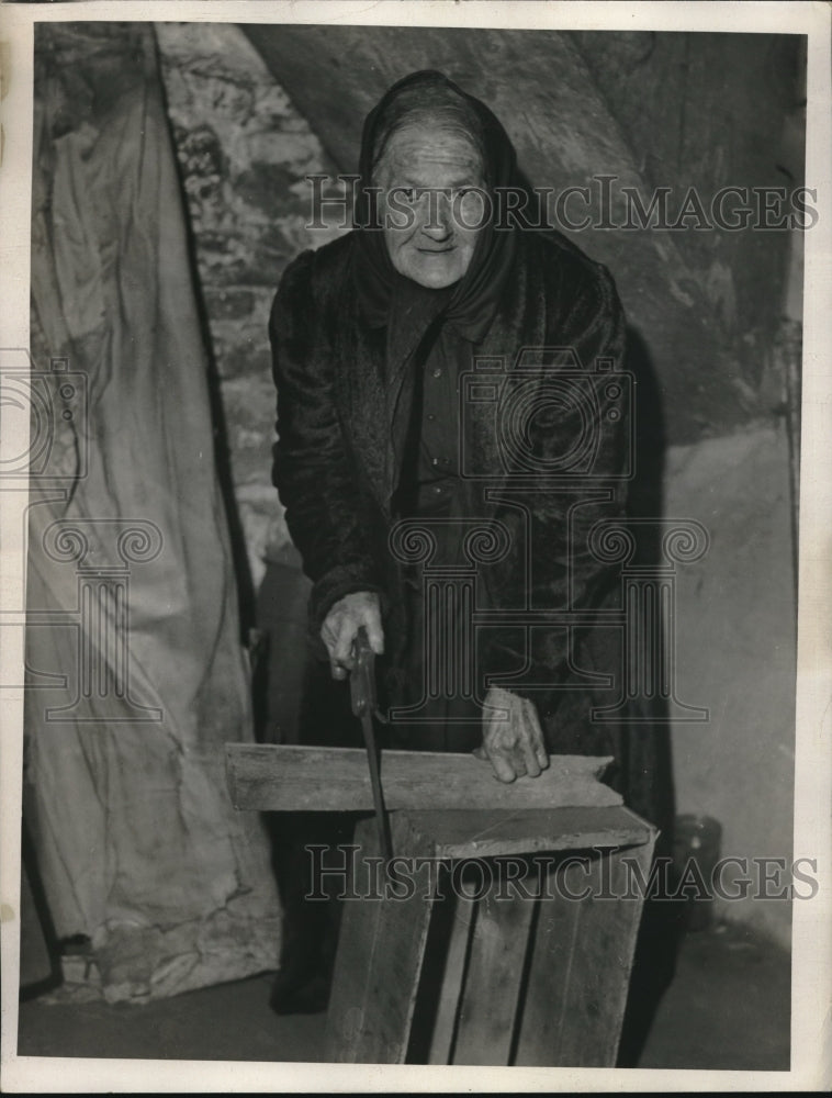 1933 Press Photo 104 woman Rachel Velotta saws wood-Historic Images