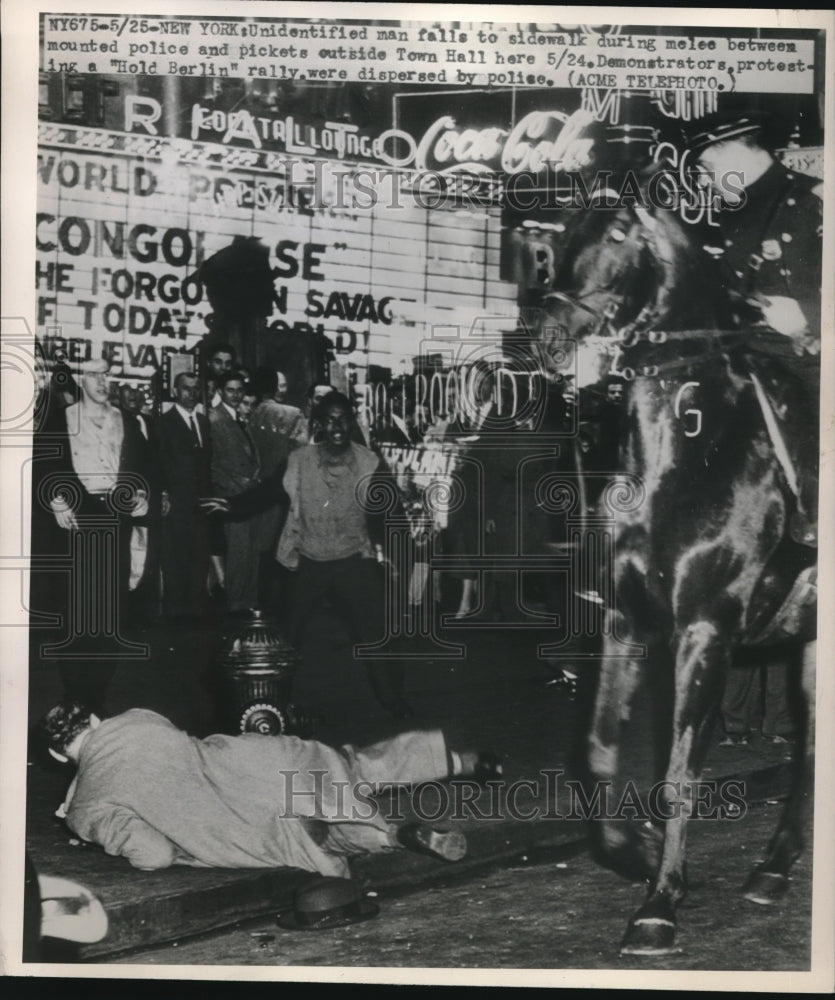 1950 Press Photo Protesters outside NY Town Hall during Hold Berlin Rally - Historic Images