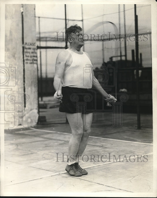 1932 H.E.Dunton of Birmingham wins world's champion rope - Historic Images