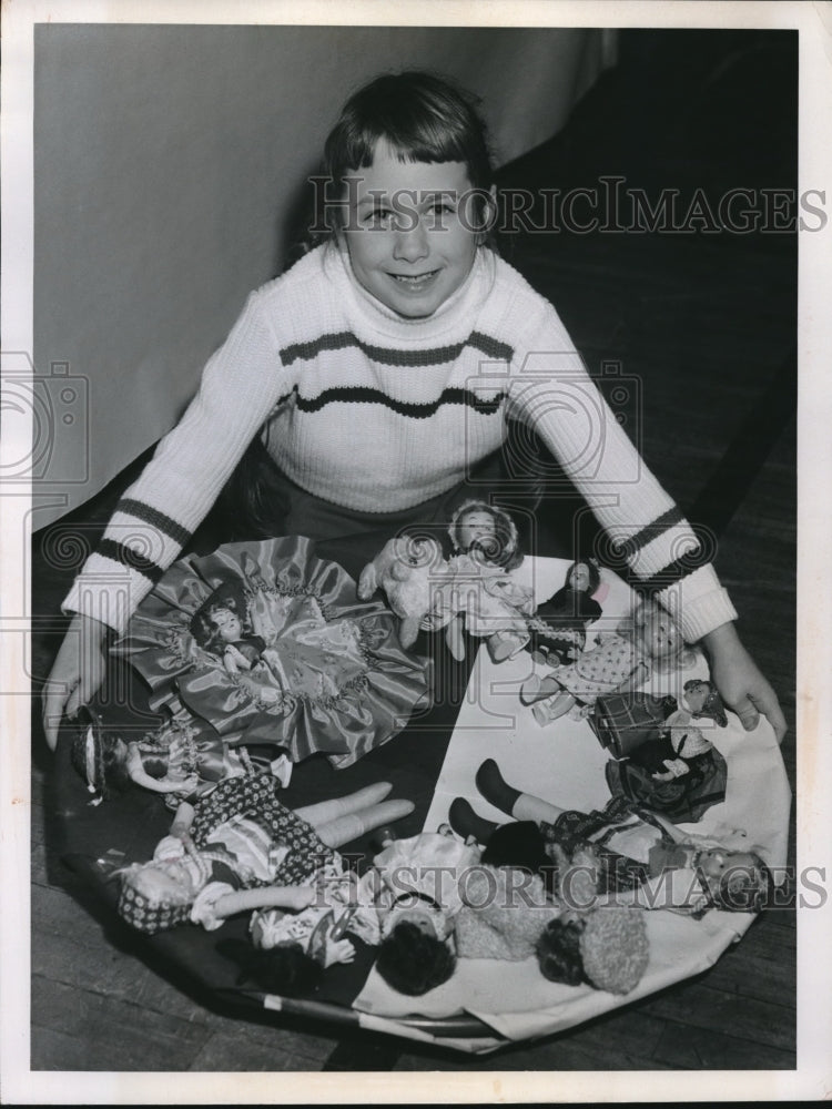 1959 Press Photo Laura Davis 2nd Grade at Victory Park Sch. with her dolls - Historic Images