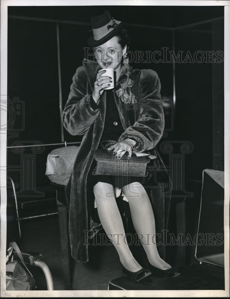 1946 Press Photo Mrs Faith Archer GI Bride Reaching States by Ship- Historic Images