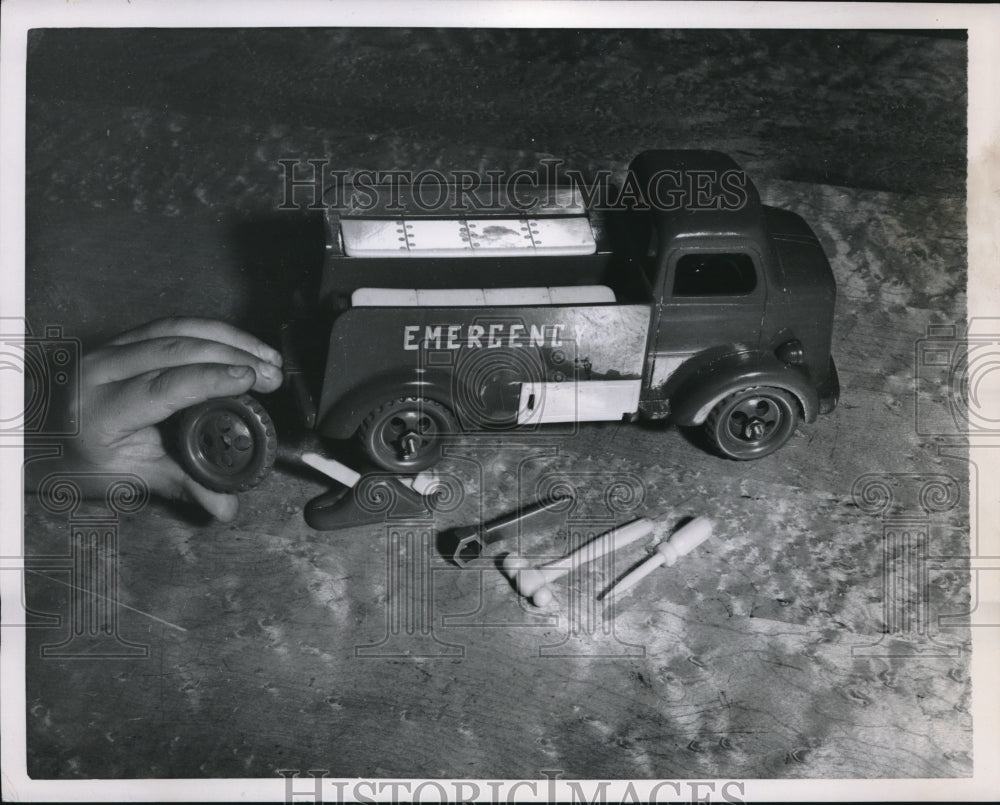 1950 Press Photo Changing tire of an emergency truck toy - nec30627 - Historic Images