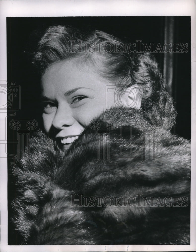 1955 Press Photo Women brought mink stole at US customs service auction - Historic Images