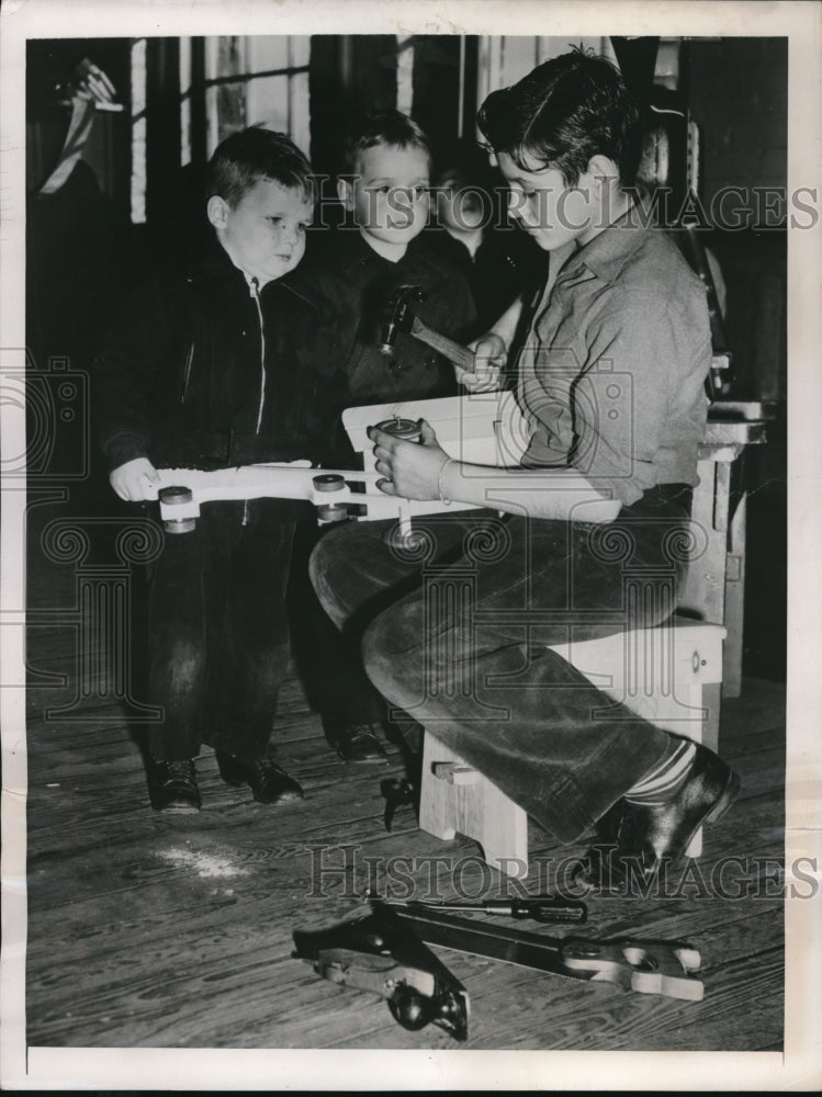 1948 Press Photo  NY children at Mission of Immaculate Virgin repair toys - Historic Images