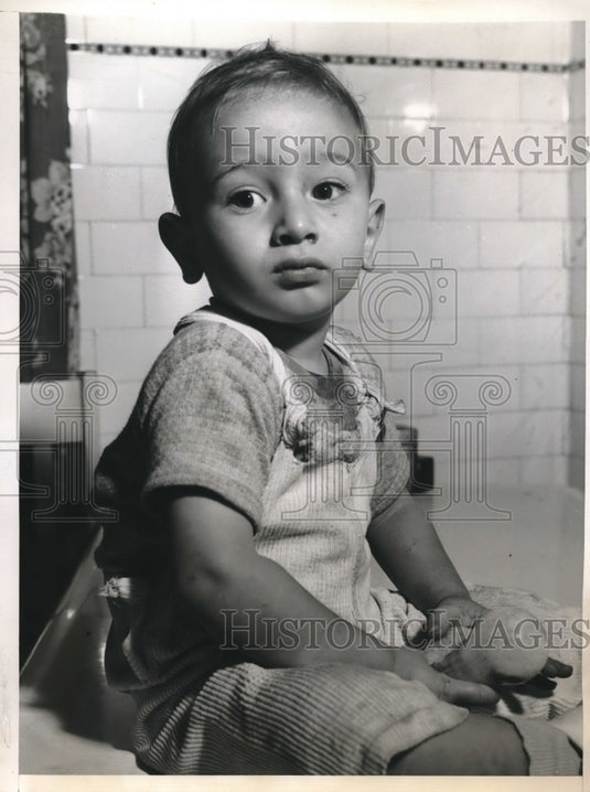 1946 Press Photo Baby Tossed from burning house by father to passerby - Historic Images