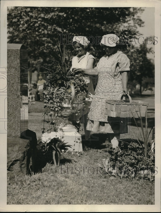 1934 Press Photo Mary Stork & Julian Lenurt Picking Flowers - Historic Images