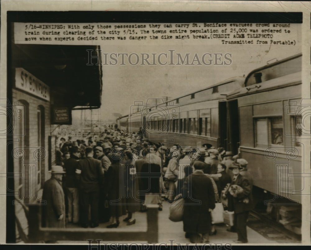 1950 Press Photo St. Boniface evacues crowd around train. Winnepeg Canada- Historic Images