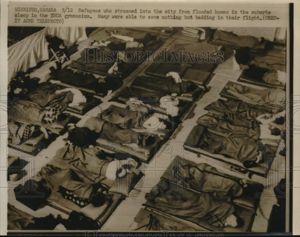 1950 Press Photo Refugees streamed into the city from flooded homes. Winnepeg-Historic Images