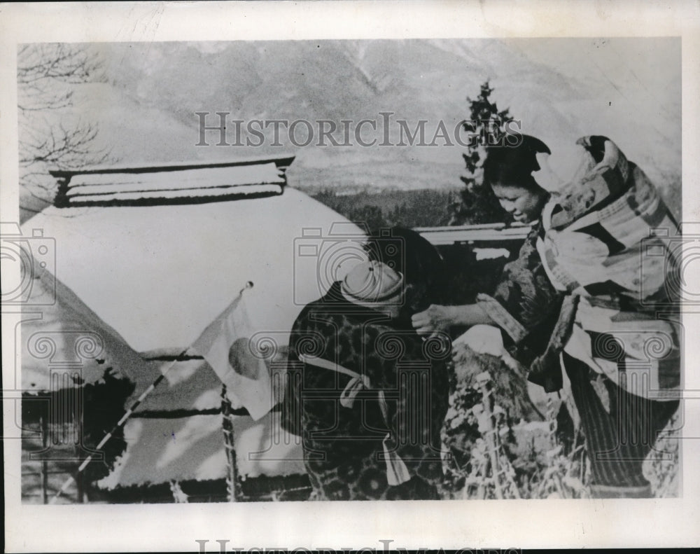1937 Press Photo Japanese mother & baby in a back cradle - Historic Images