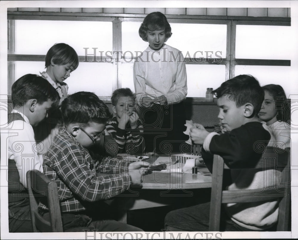 1955 Press Photo E Ann Arbor, Mich Pat Sullivan &amp; her class at school - Historic Images