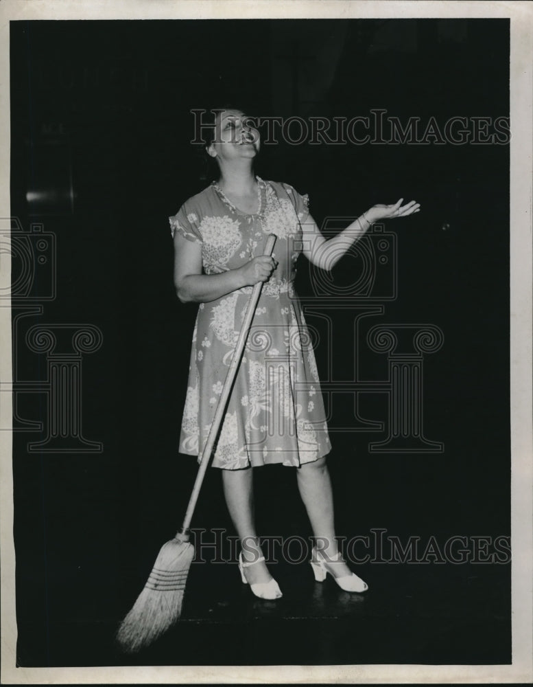 1945 Press Photo Mrs Anne Patrier in the rain in Cleveland, Ohio - Historic Images