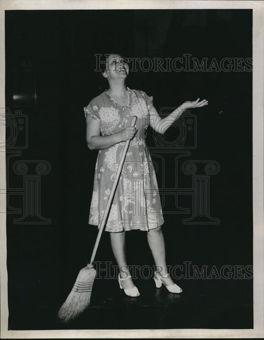 1945 Press Photo Mrs Anne Patrier in the rain in Cleveland, Ohio - Historic Images