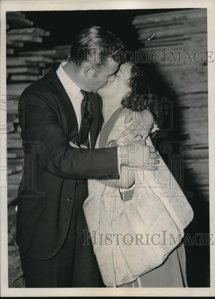 1937 Press Photo Mr and Mrs C. E. White reunited after Steamer City explosion - Historic Images