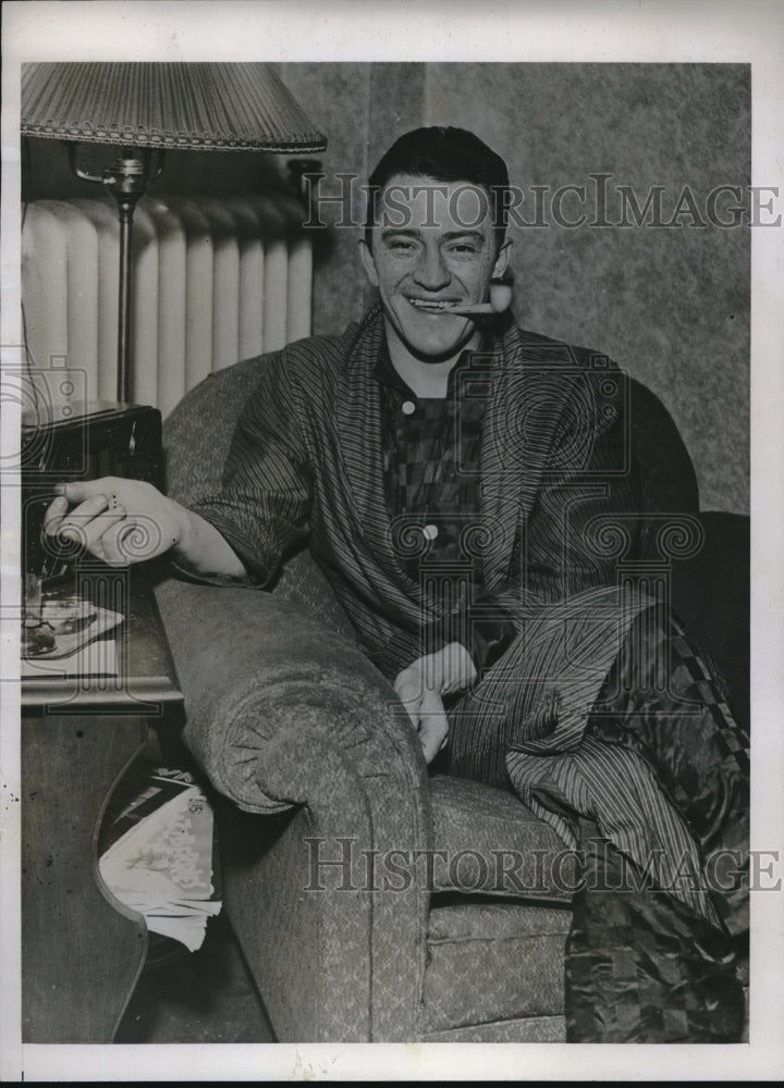 1933 Press Photo Patrick Gossett, survivor of plane crash into Lake Michigan - Historic Images