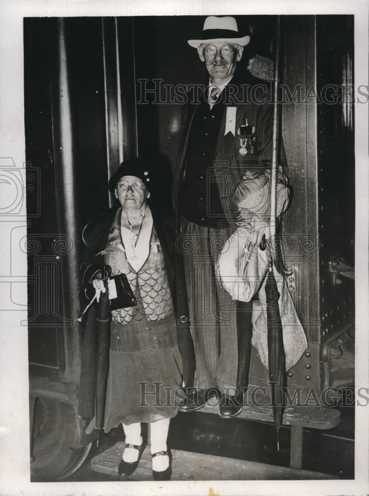 1933 Press Photo Gold Star father Mr Geller & wife arrive in Paris - Historic Images