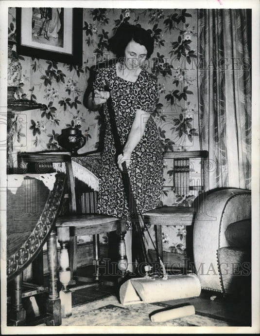 1941 Press Photo Mrs. G. Garrard Bomb Grab Carpet Steamer - Historic Images