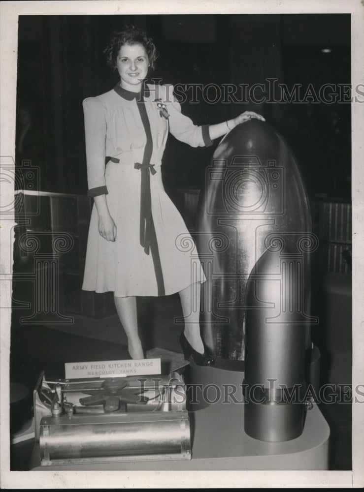 1940 Press Photo Jeanette Wilmot &amp; a torpedo head &amp; Army stove on exhibit - Historic Images