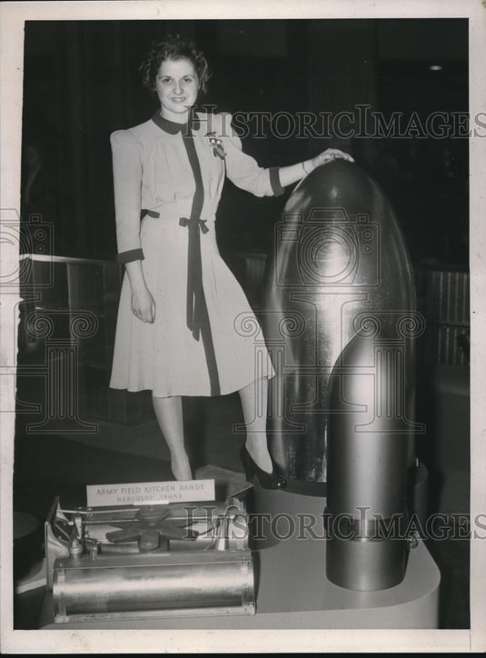 1940 Press Photo Jeanette Wilmot & a torpedo head & Army stove on exhibit - Historic Images