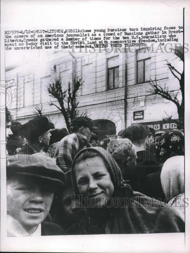 1953 Press Photo Brest, Russia young people &amp; Us journalists - Historic Images