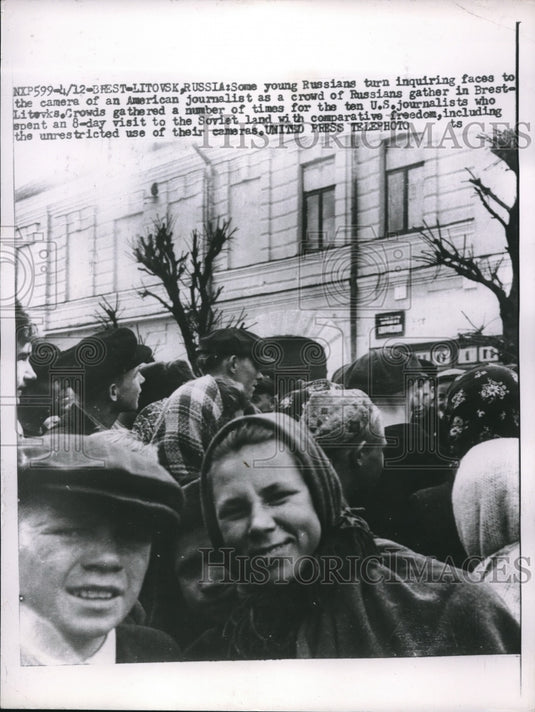 1953 Press Photo Brest, Russia young people & Us journalists - Historic Images