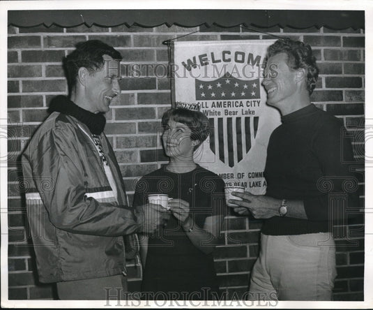 1968 Press Photo Don Piccard Talks with Miss White Bear Lake Balloonist - Historic Images