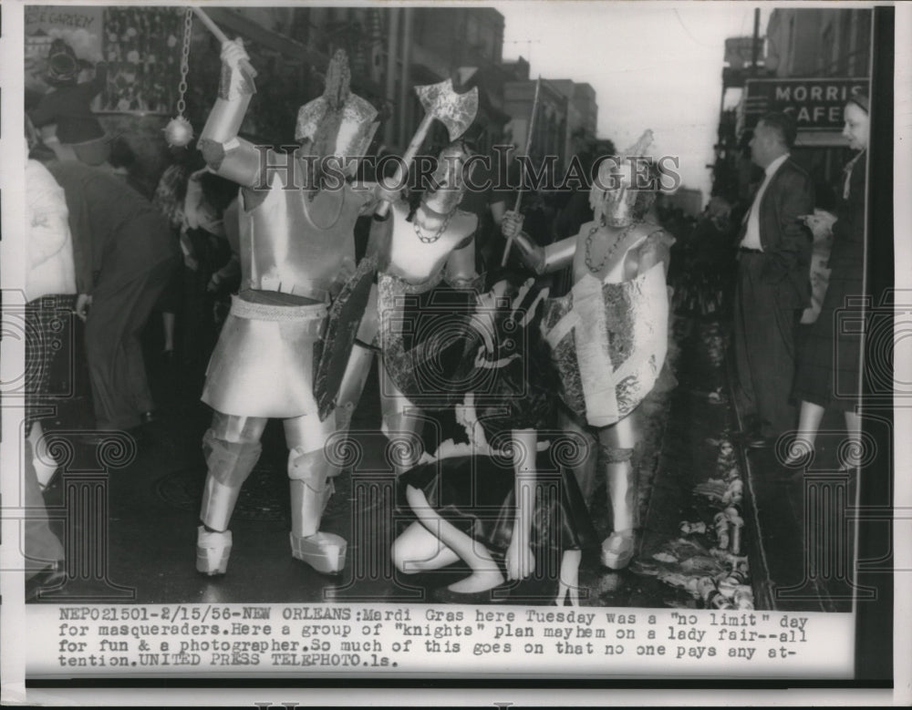 1956 Press Photo Knights Battle On No Limit Day During Mardi Gras In New Orleans - Historic Images