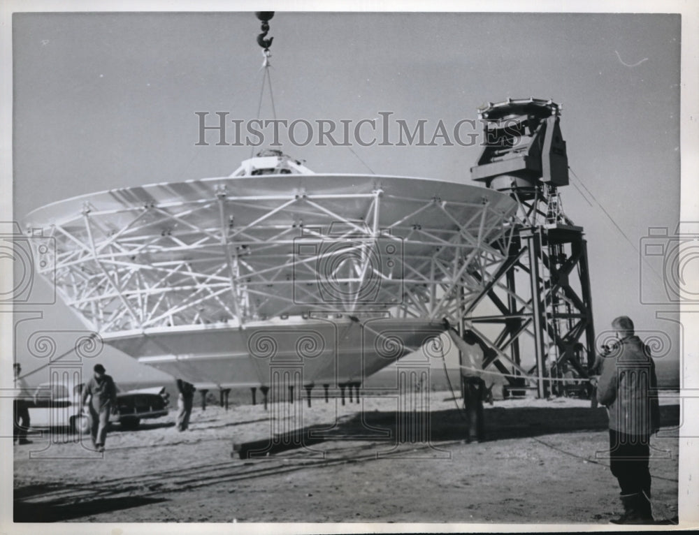 1962 Press Photo Huge Antenna Lifted At Manorville, Long Island, New York-Historic Images