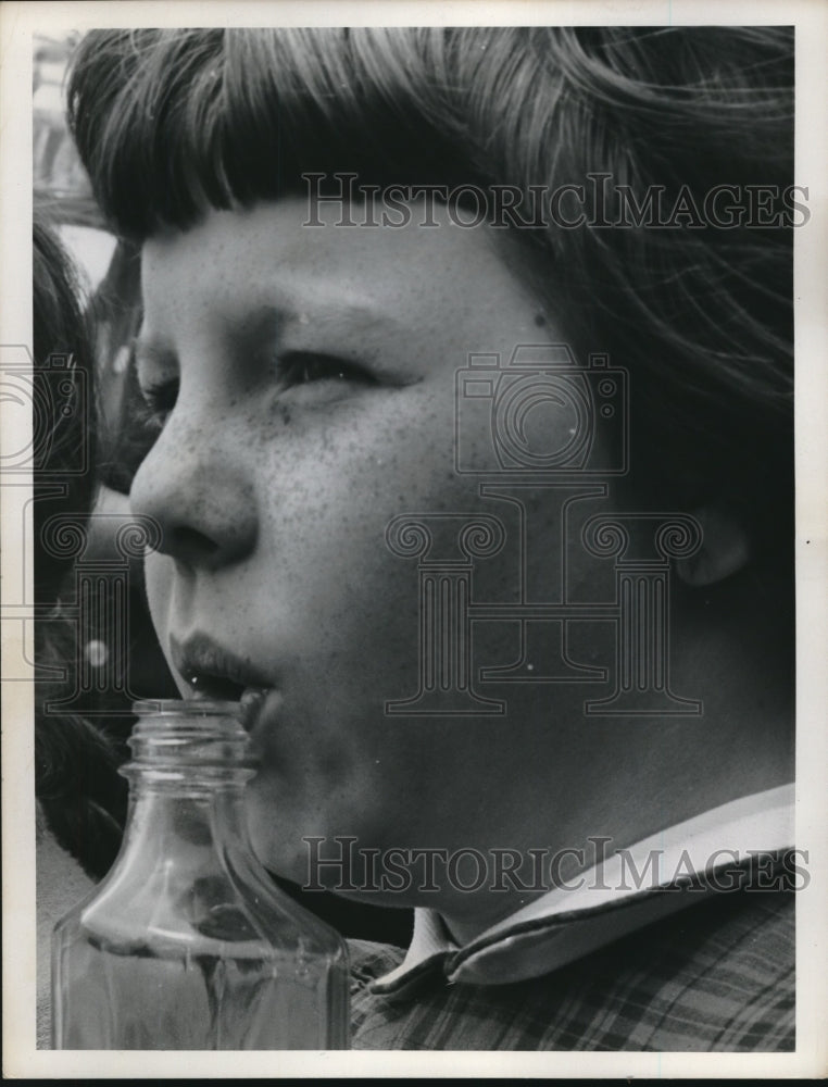 1962 Press Photo Centerport, NY Phyllis Grant blowing music on a bottle - Historic Images