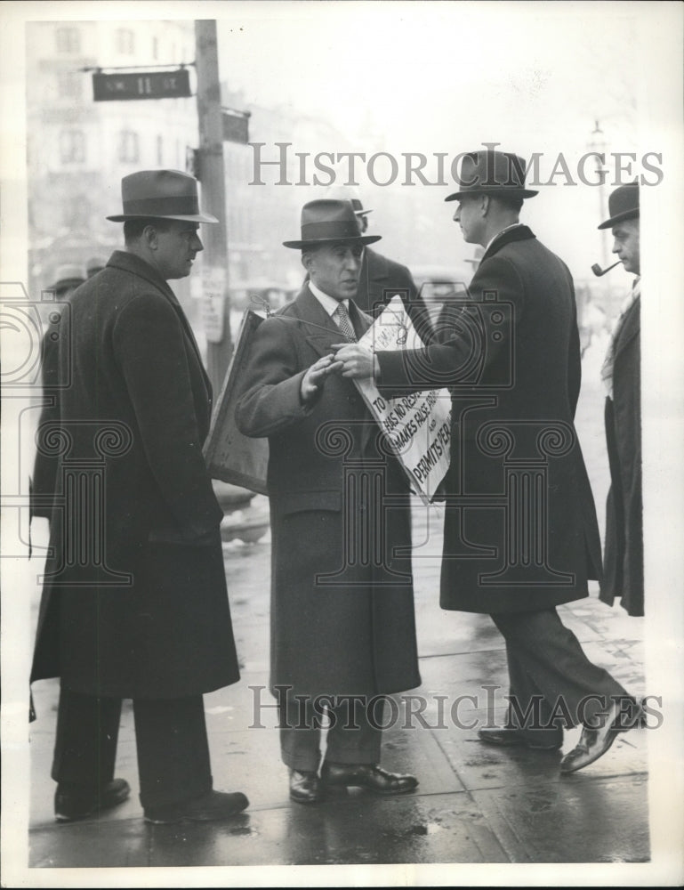 1932 Press Photo Capital Police Arrest Asher Beithch For Picketing in Front Post - Historic Images