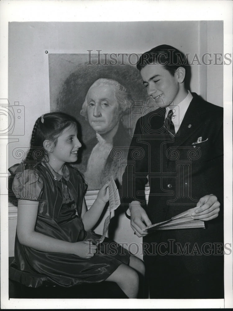 1942 Press Photo Edgar Widman &amp; Roberta Straus Hold Defense Stamp Awards - Historic Images