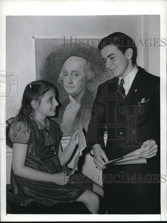 1942 Press Photo Edgar Widman & Roberta Straus Hold Defense Stamp Awards - Historic Images
