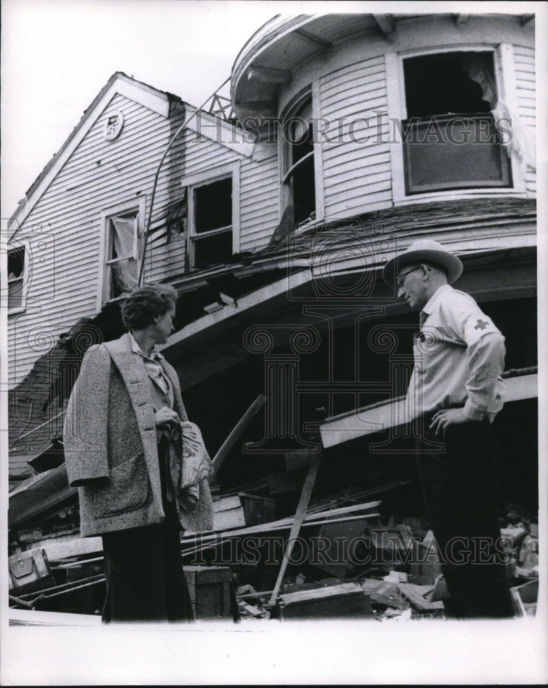 1957 Press Photo Lexington, Tenn Mrs James Wright &amp; Red Cross advisor Rbt Scott - Historic Images