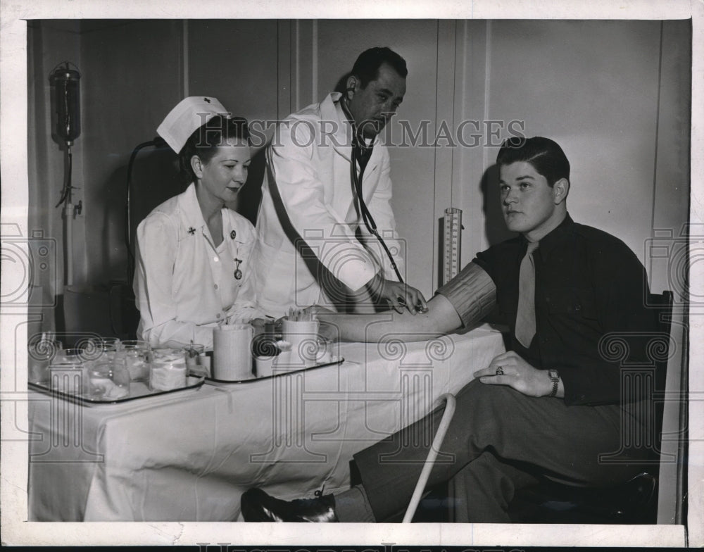 1946 LA, Calif Red Cross blood donor Sgt Warner, Dr Huerta,RN Mann - Historic Images