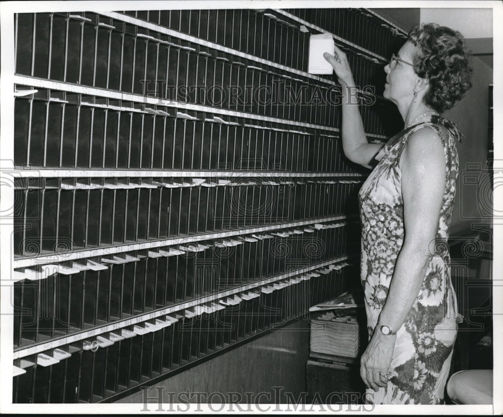 1986 Press Photo Removes the last piece of Mail of the Astor Hotel - nec32004 - Historic Images