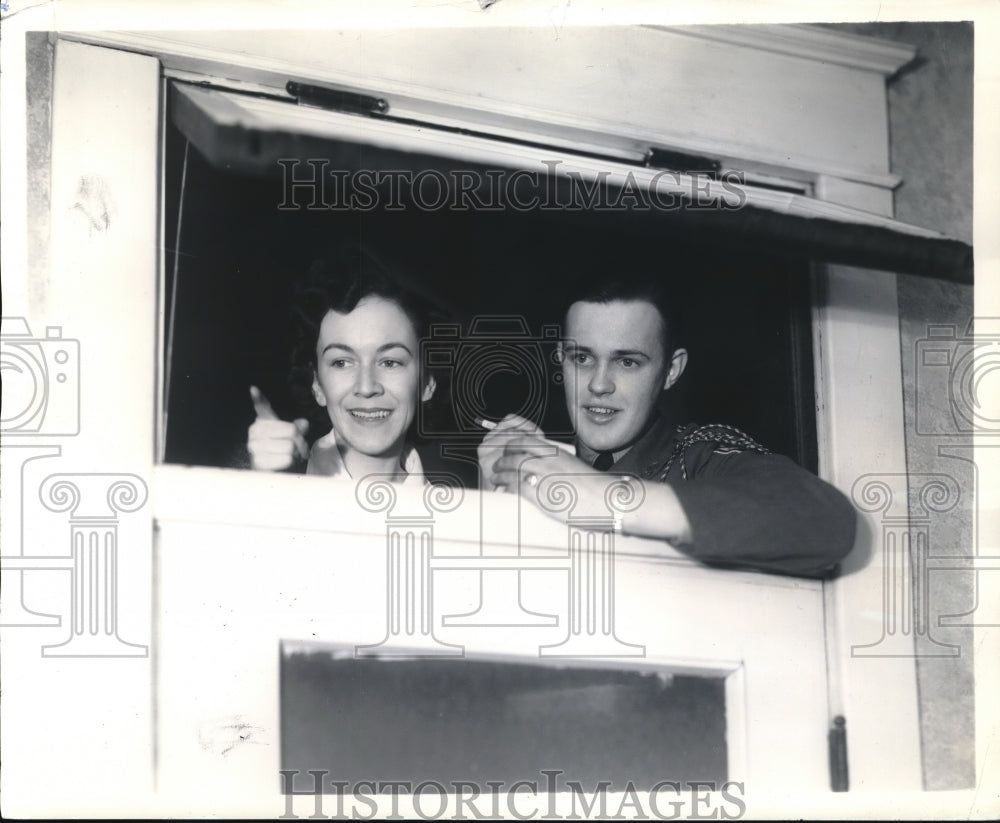 1942 Press Photo Wentworth Winchell gets scoop for school paper - Historic Images