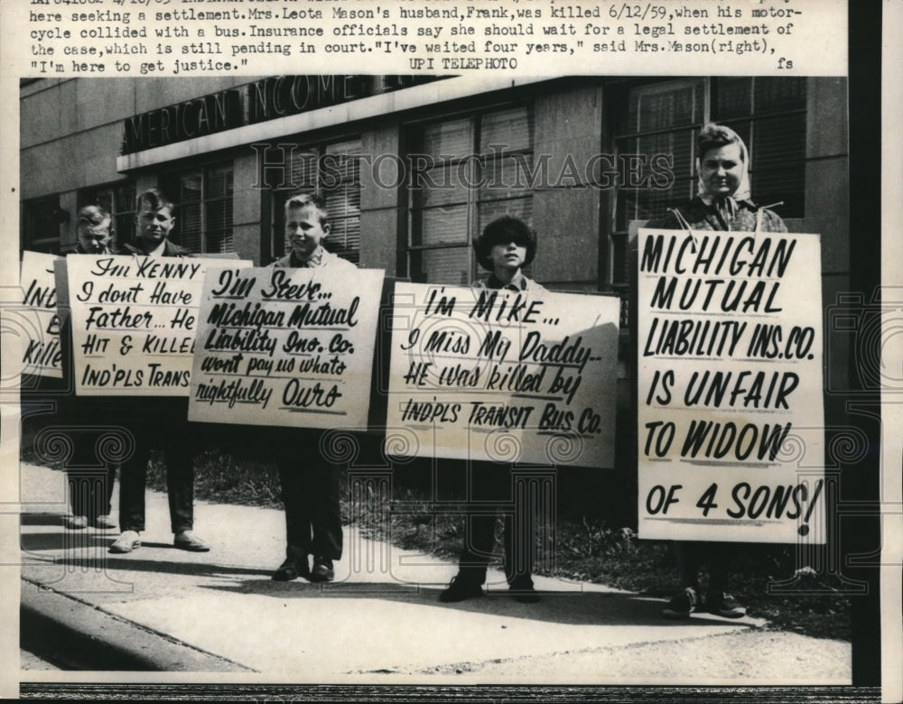 1963 Press Photo Widow &amp; Her 4 Children Picket Insurance Office Over Settlement - Historic Images