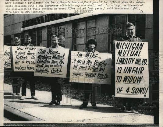 1963 Press Photo Widow & Her 4 Children Picket Insurance Office Over Settlement - Historic Images
