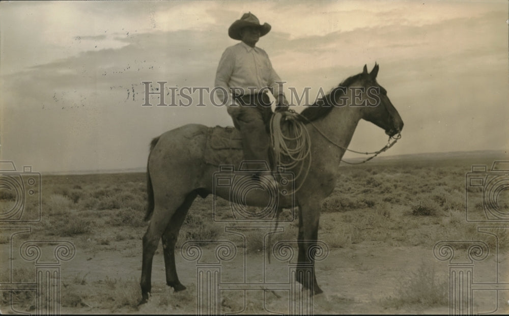 1934 Press Photo Ray Grounds Northwest CO. hosts Wildhorse roundup every yr.-Historic Images