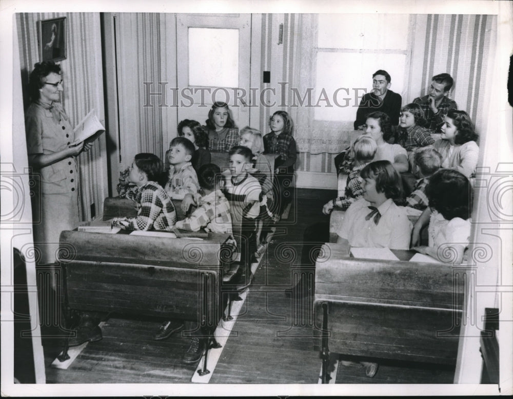 1952 Press Photo Mrs. Jessie Kaldahl Uses Living Room as School Room Due to Fire - Historic Images