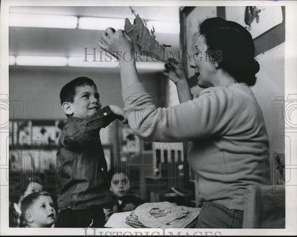 1958 Press Photo Teacher and Student in Progressive Education - Historic Images